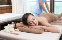 Which massage parlor in Delhi offers male to female massage?
